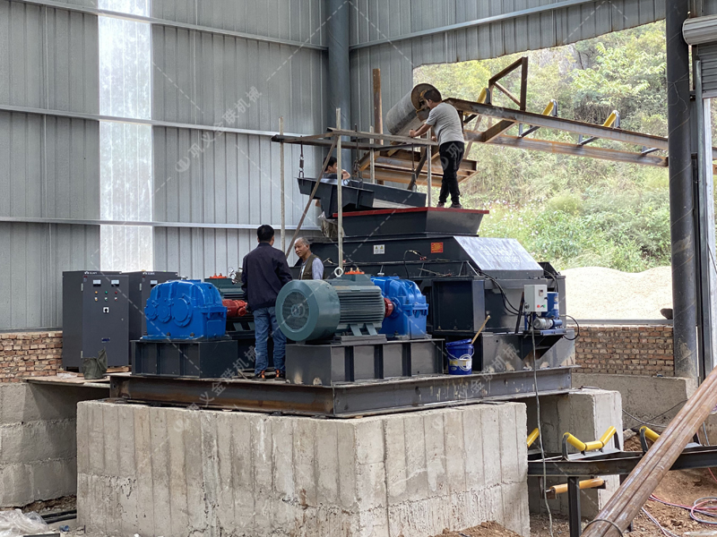 解決對(duì)輥破碎機(jī)運(yùn)轉(zhuǎn)過(guò)程中軸承溫度過(guò)高的方法 解決對(duì)輥破碎機(jī)運(yùn)轉(zhuǎn)過(guò)程中軸承溫度過(guò)高的方法