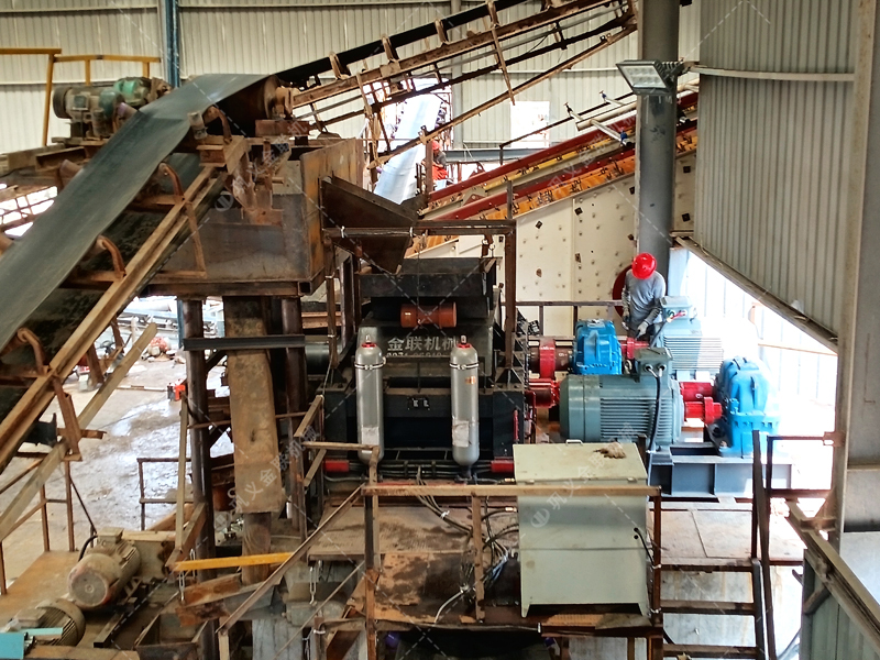 硅礦石對(duì)輥制砂機(jī)：180噸/時(shí)高效能，如何選擇實(shí)力廠家是關(guān)鍵